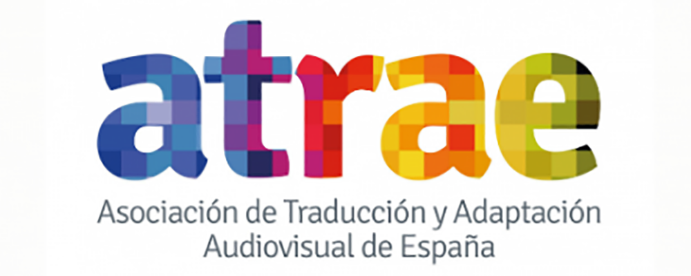 Logotipo de «atrae» con letras pixeladas de colores sobre el texto «Asociación de Traducción y Adaptación Audiovisual de España» sobre fondo blanco.