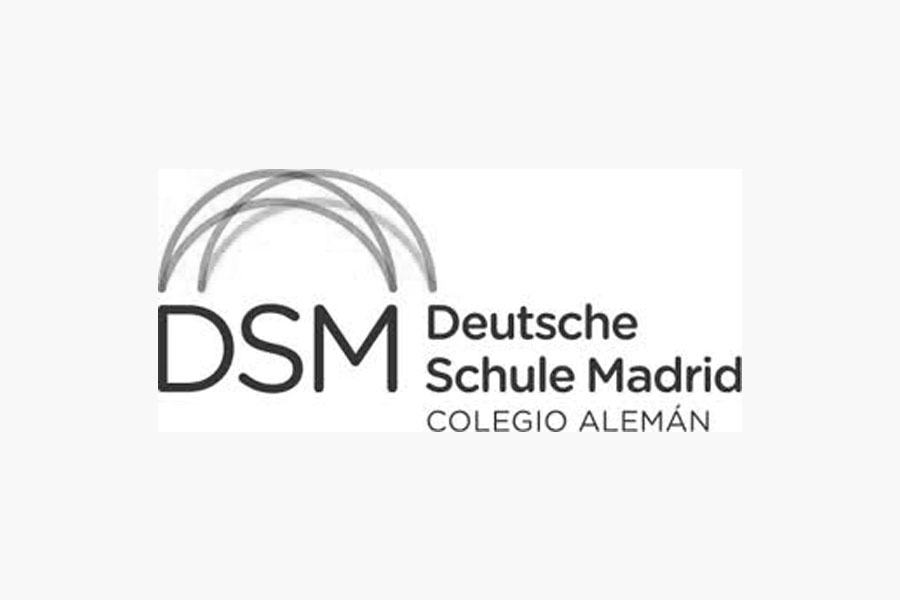 Logotipo de la Deutsche Schule Madrid (DSM), que muestra el nombre de la escuela en alemán y español con tres arcos superpuestos sobre las siglas.