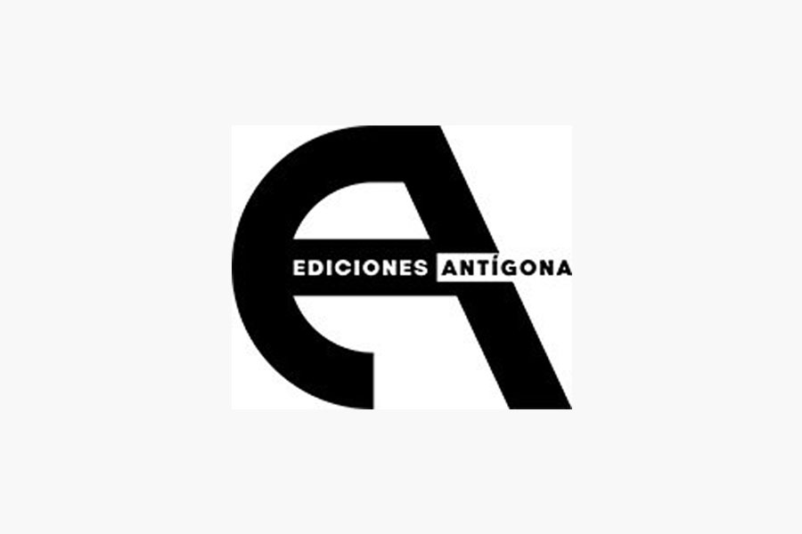 Logotipo en blanco y negro de Ediciones Antígona con una "e" minúscula estilizada y una "A" mayúscula superpuestas, y el nombre de la empresa escrito horizontalmente a lo largo del diseño.