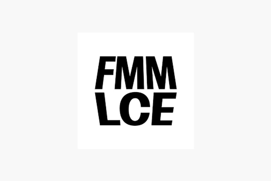 Letras negras "FMM LCE" dispuestas en dos líneas sobre fondo blanco. Las letras inferiores izquierdas están desplazadas hacia abajo en comparación con las superiores izquierdas.
