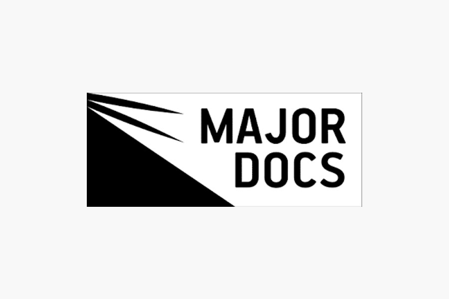 Logotipo en blanco y negro con el texto "MAJOR DOCS"; unos rayos diagonales se extienden desde la esquina superior izquierda por encima de un triángulo negro.